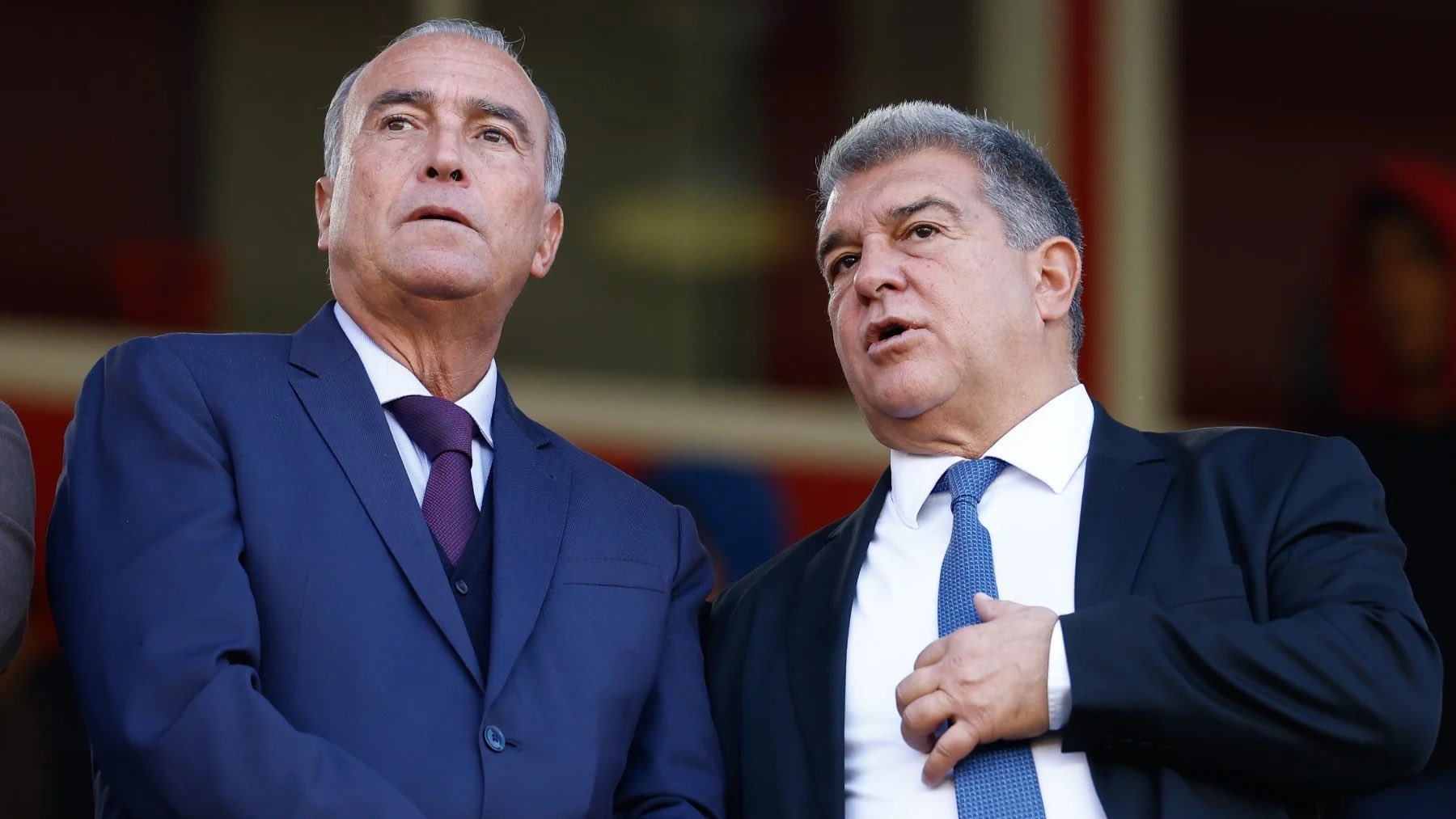 Rafa Yuste y Joan Laporta, en un partido con el FC Barcelona.