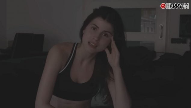 Abby publica un vídeo en su cuenta de YouTube.