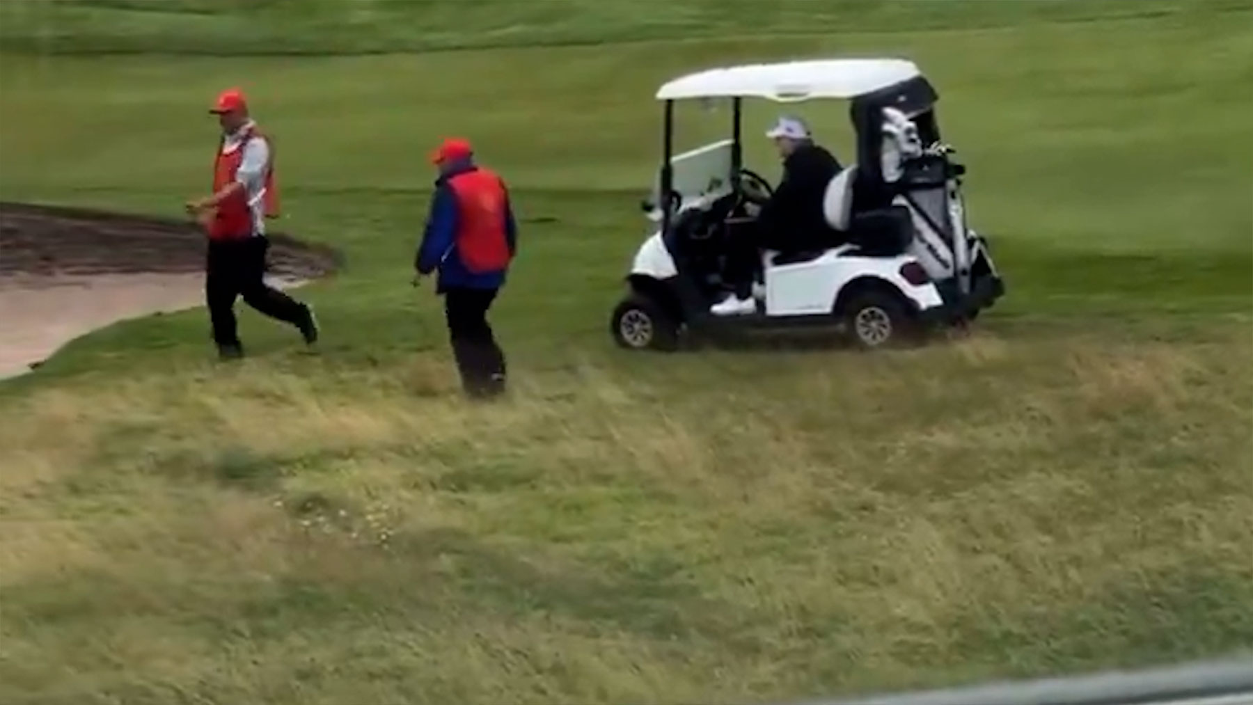 Donald Trump y su pillería jugando al golf.