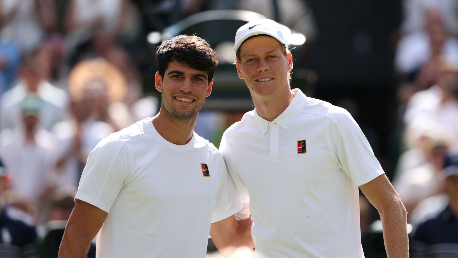 Alcaraz y Sinner posan antes de disputar la final de Wimbledon. (Getty)