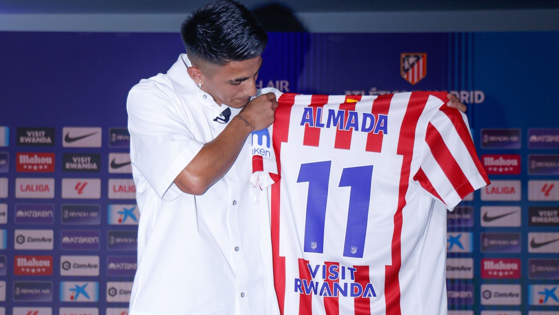 Almada posa con la camiseta del Atlético. (Atlético de Madrid)