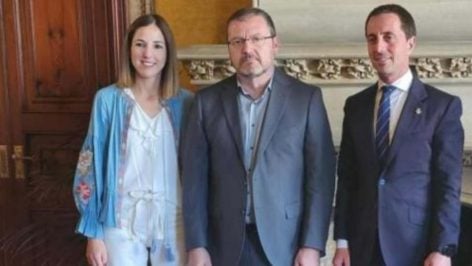 El presidente y la vicepresidenta del Consell del PP, LLorenç Galmés y Antònia Roca, con el presidente de la OCB.