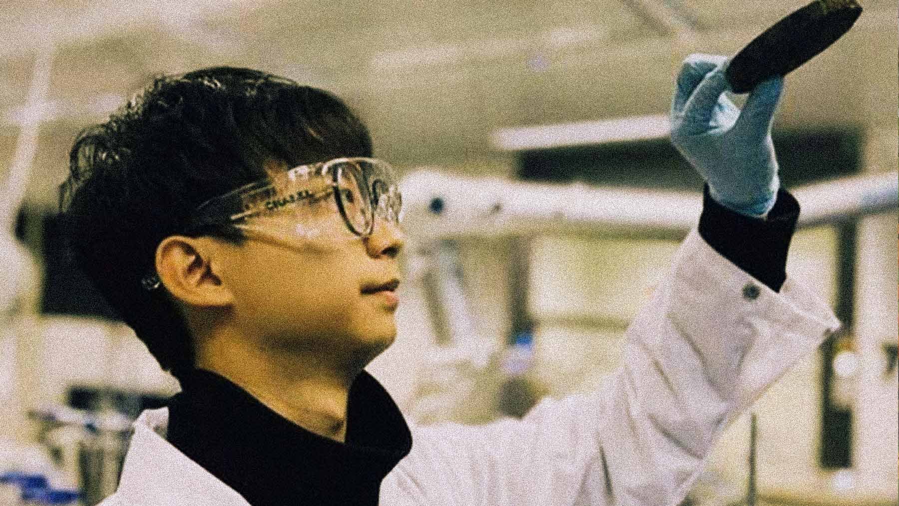 Autor del estudio sostiene una parte del material. Foto: Universidad de Nueva Gales del Sur