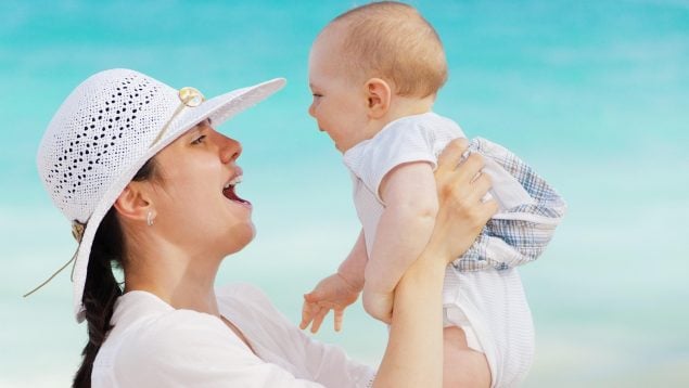 Cuándo usar protección solar en bebés, a partir de qué mes los bebés pueden usar crema solar, cuándo poner protección solar al bebé, consejo de los pediatras si llevas al bebé a la playa.