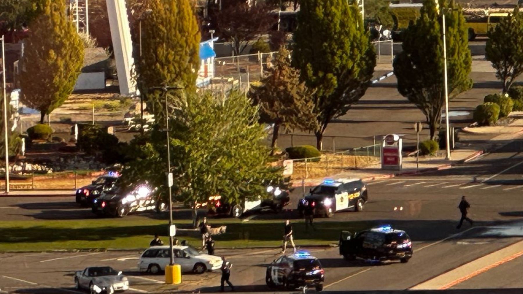 Patrullas de policía en la zona del tiroteo.