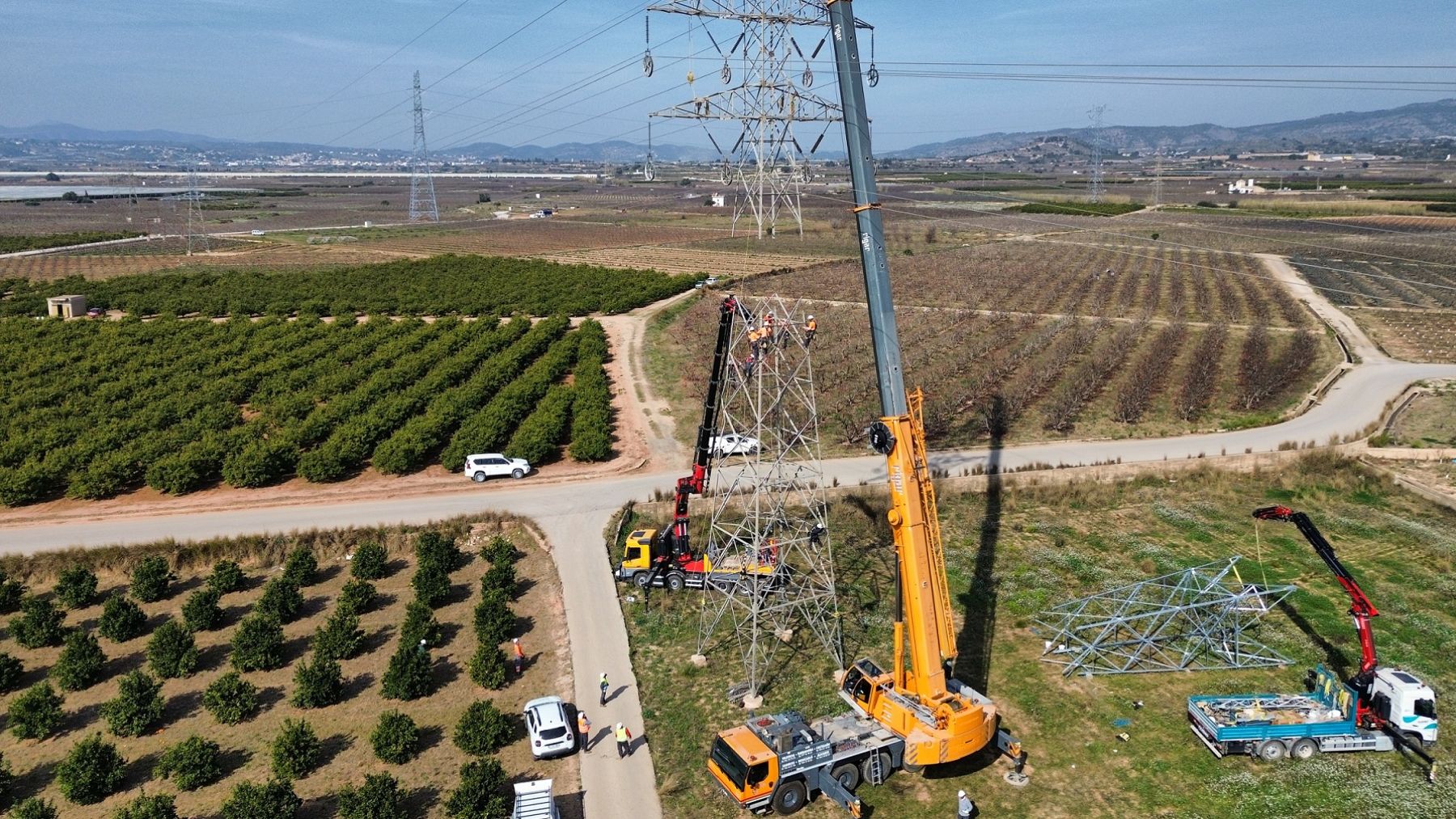 Trabajos alta tensión de Iberdrola en Carlet tras la DANA. (Foto: Iberdrola).