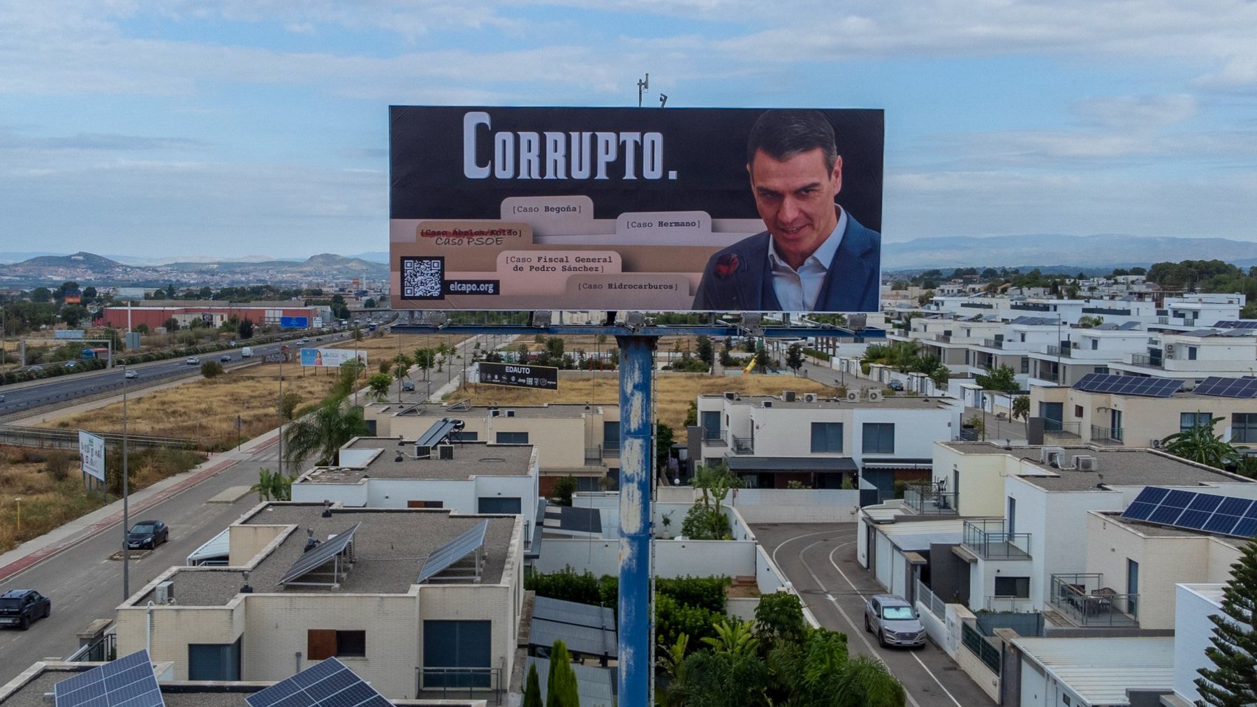 La lona de HazteOír en Valencia.