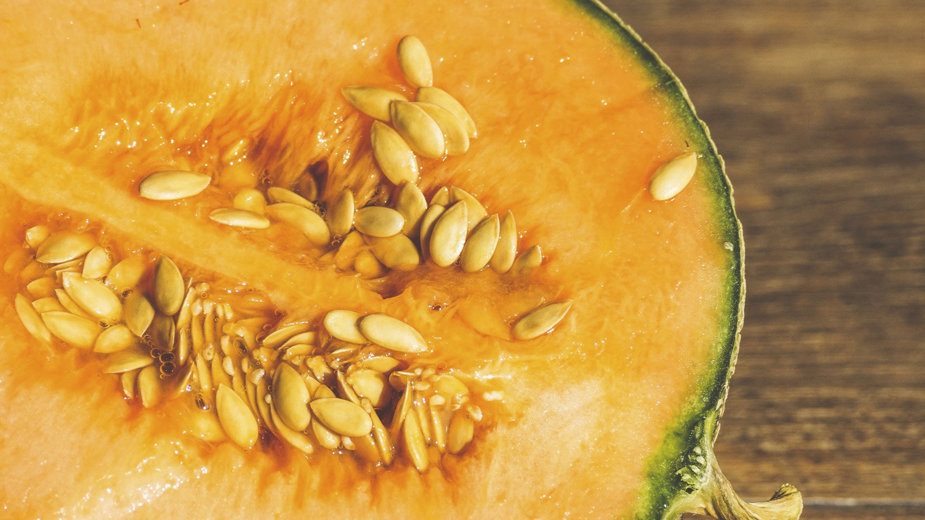 Melón partido a la mitad. Foto: Pexels.
