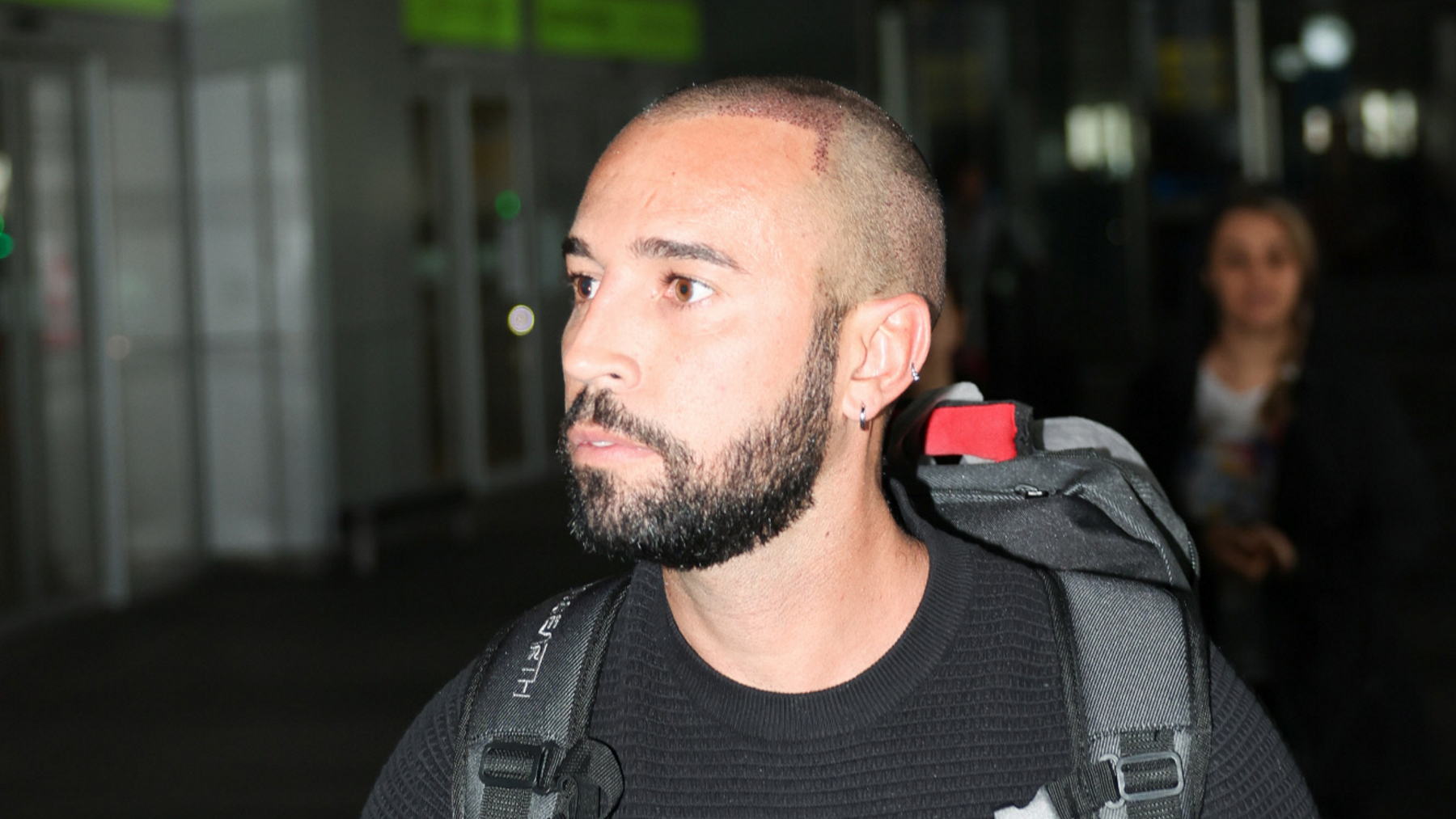 Omar Suárez en un aeropuerto. (Foto: Gtres)
