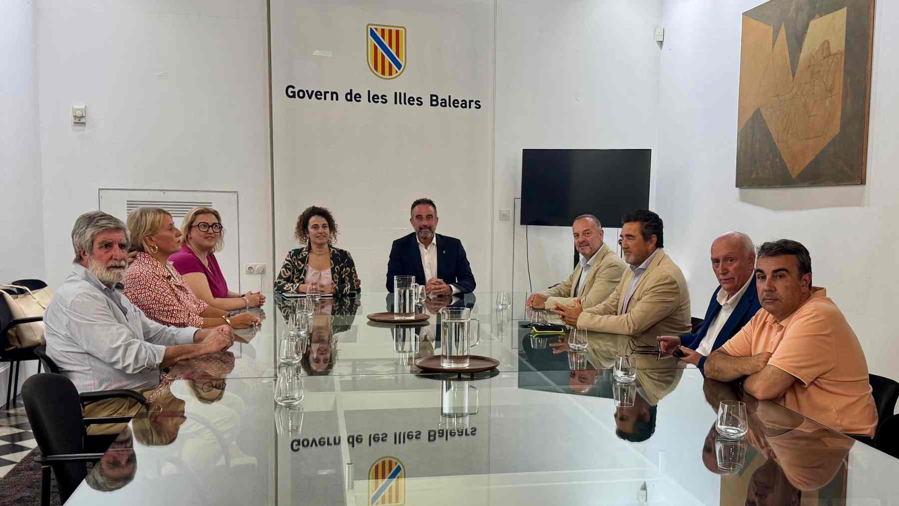 El conseller Mateo con representates de los municipios que darán servicio conjunto de taxis.