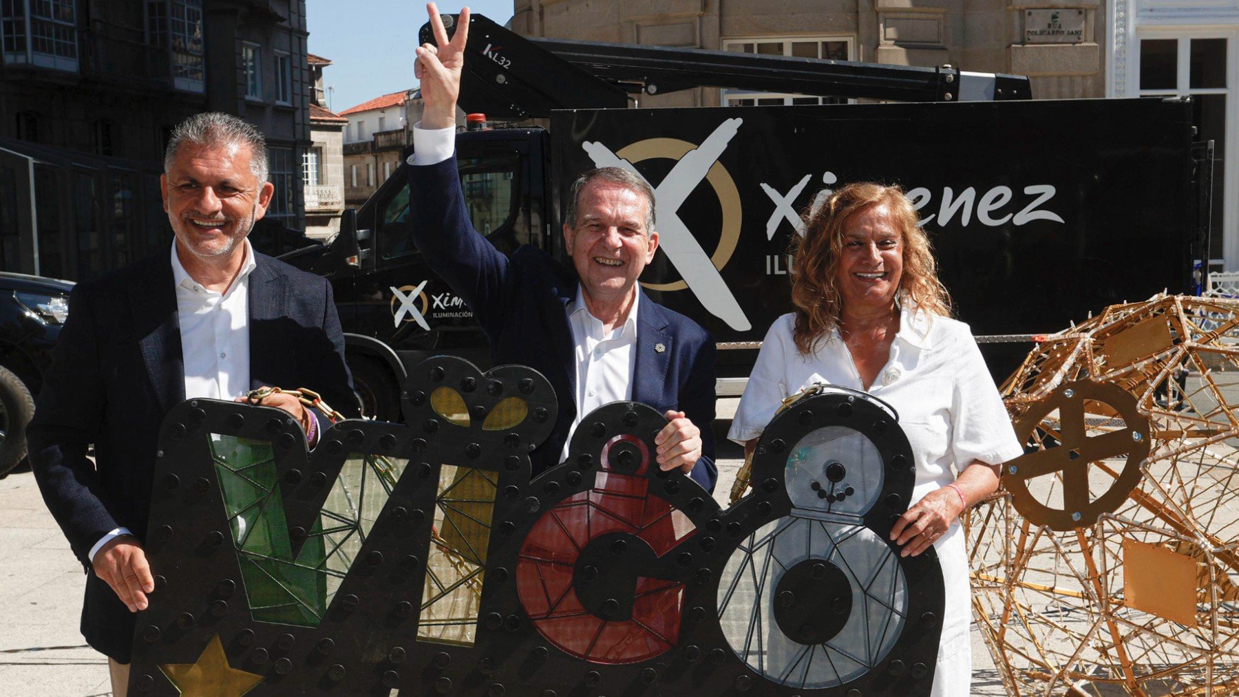 Abel Caballero con el concejal de Fiestas y la teniente de Alcalde. (Foto: Efe)