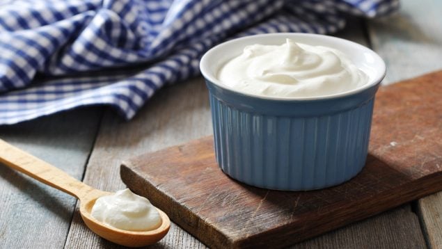 Yogur griego en la ventana