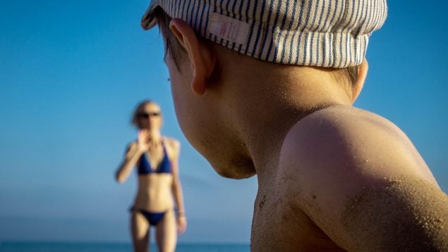 Hasta qué edad no hay que exponer a los hijos al sol según los pediatras, consejos de la asociación española de pediatría sobre el sol en bebés, protección solar en niños, esperar a los tres años para que los hijos reciban sol de forma directa.