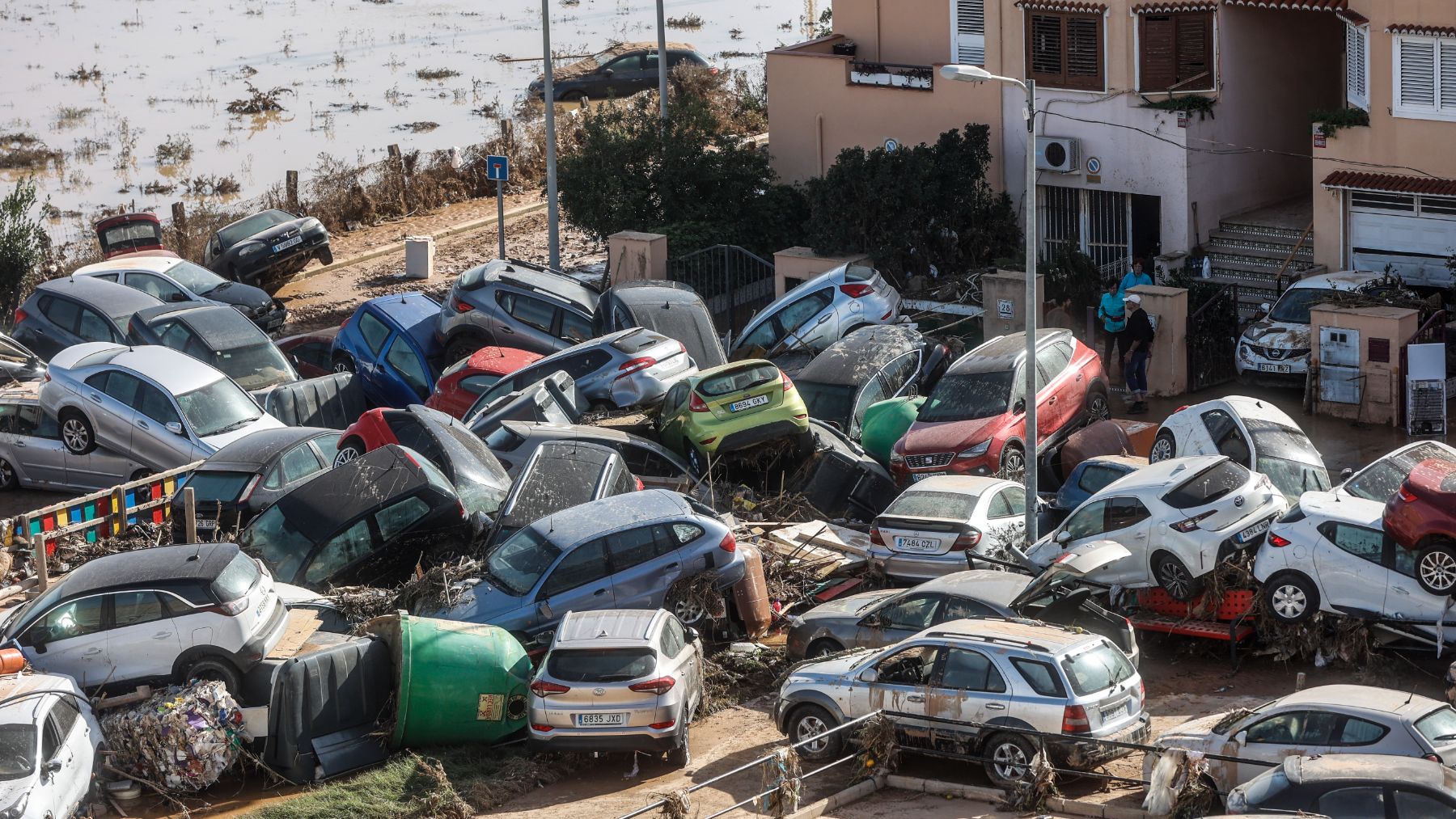 Coches amontonados en una de las zonas afectadas por la DANA. (EP)