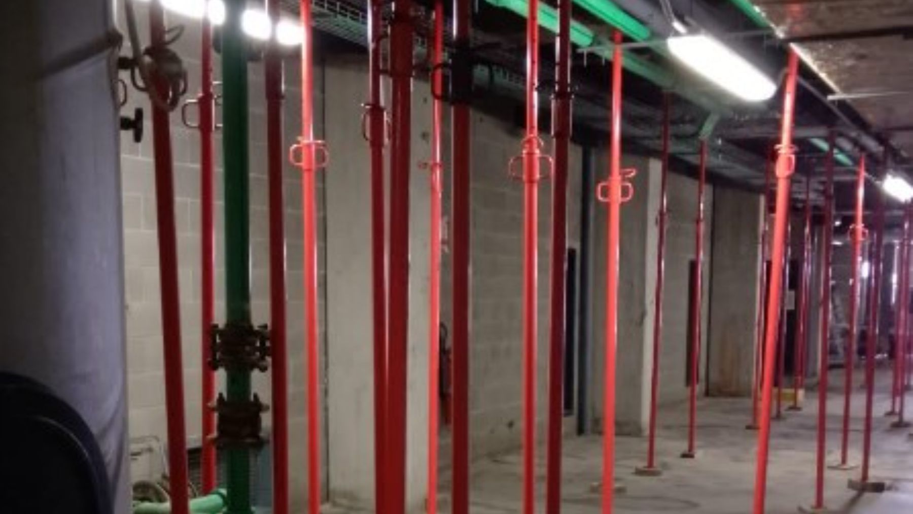 Las piscinas del Germans Escalas han tenido que ser apuntaladas.