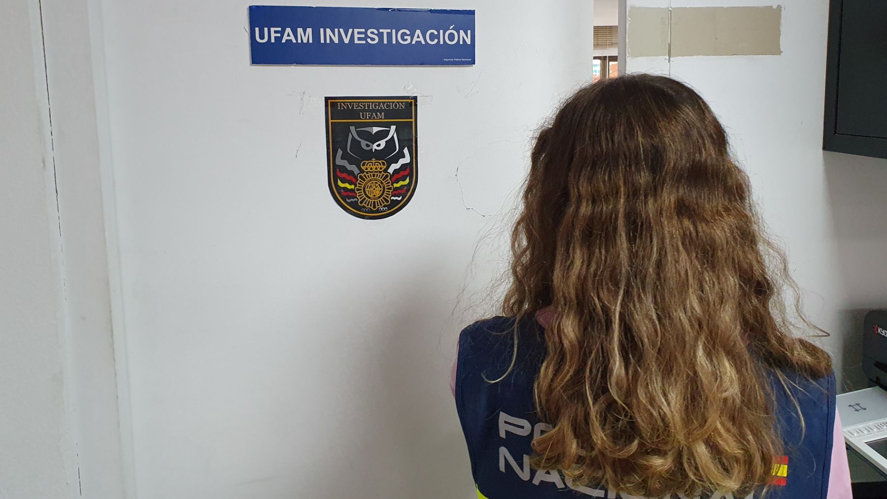 Una agente de la UFAM de la Policía Nacional.