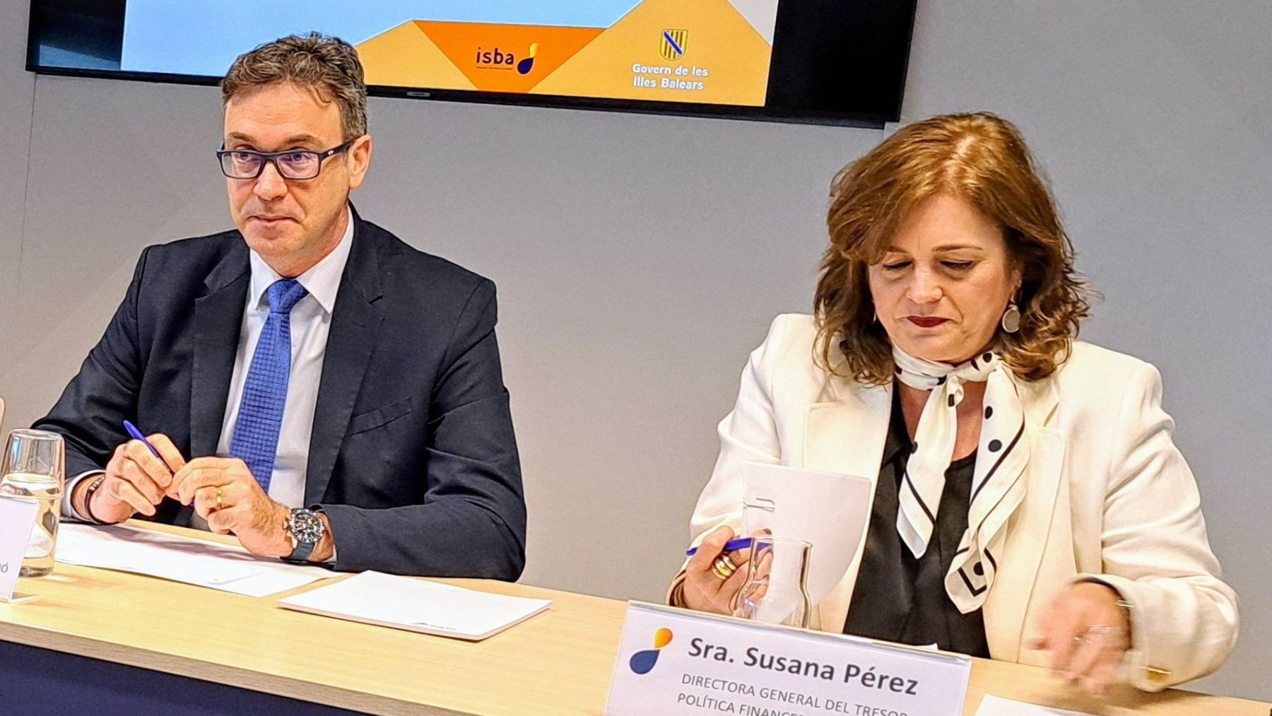 Susana Pérez junto a Antoni Costa, durante la comparecencia.