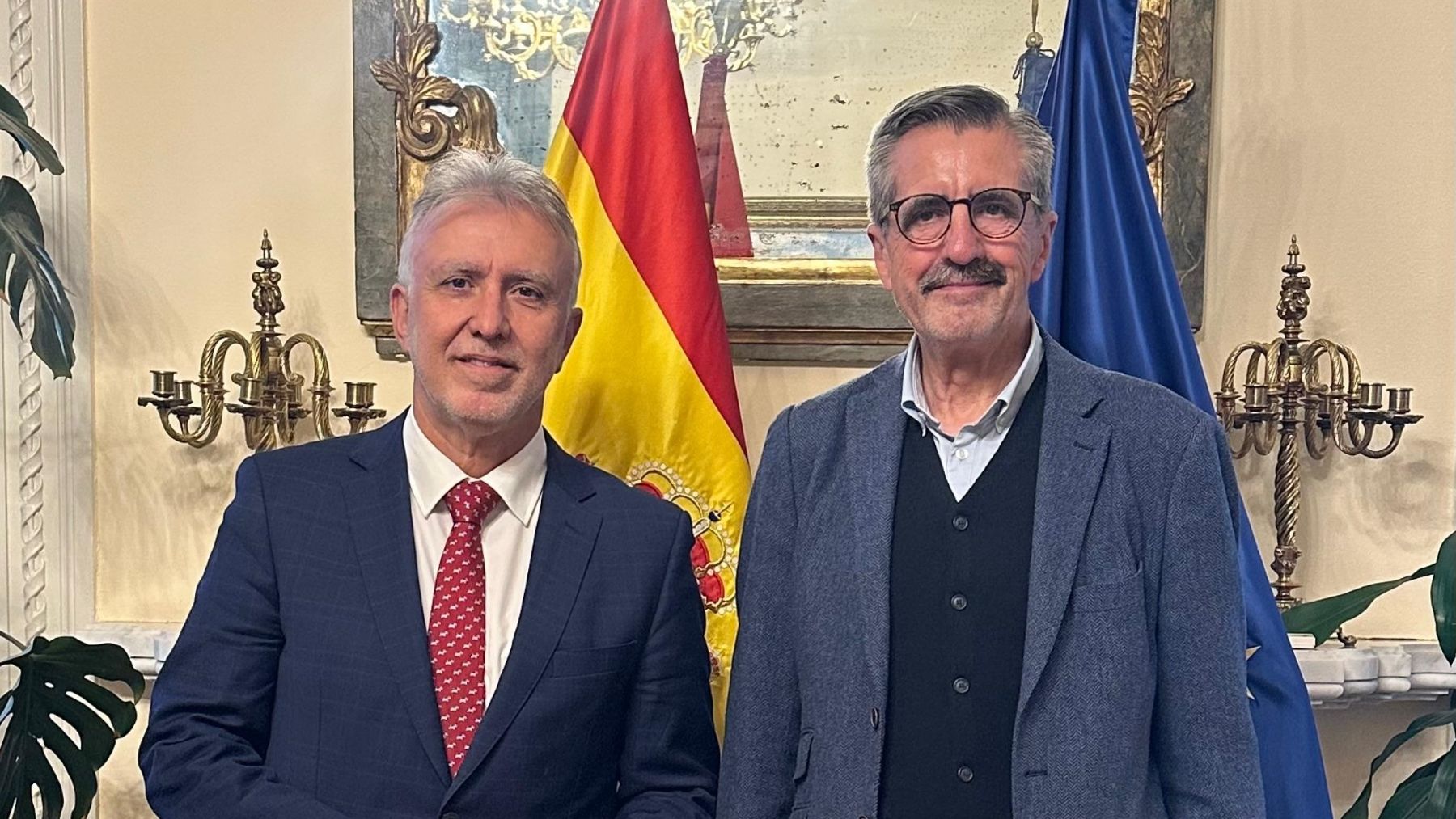 El ministro de Política Territorial, Ángel Víctor Torres, junto a José María Ángel Batalla. (EP)