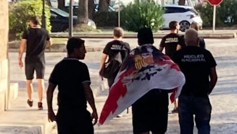 Los miembros de Núcleo Nacional accediendo al Passeig Sagrera.