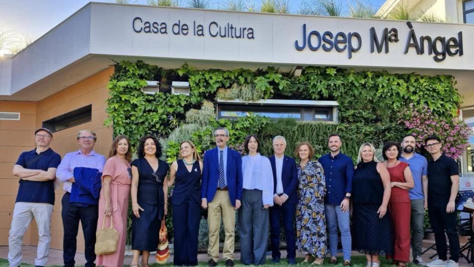 José María Ángel, entre Diana Morant y Pilar Bernabé, el día de la inauguración de la casa de cultura, en La Eliana, Valencia.