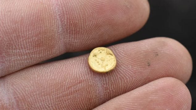Descubrimiento arqueológico de un tesoro con mil monedas de oro y plata, descubrimiento arqueológico en República Checa, monedas de hace miles de años, historia antigua y nuevos tesoros.