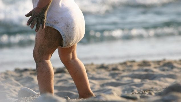 Cada cuánto poner crema solar a los bebés en la playa según los pediatras, frecuencia protector solar en niños, cuándo poner crema solar a los bebés, cuánta crema solar es suficiente en bebés.