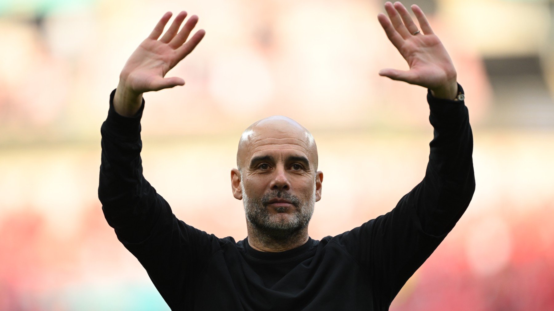 Guardiola saluda a los aficionados tras un partido con el Manchester City. (Getty)