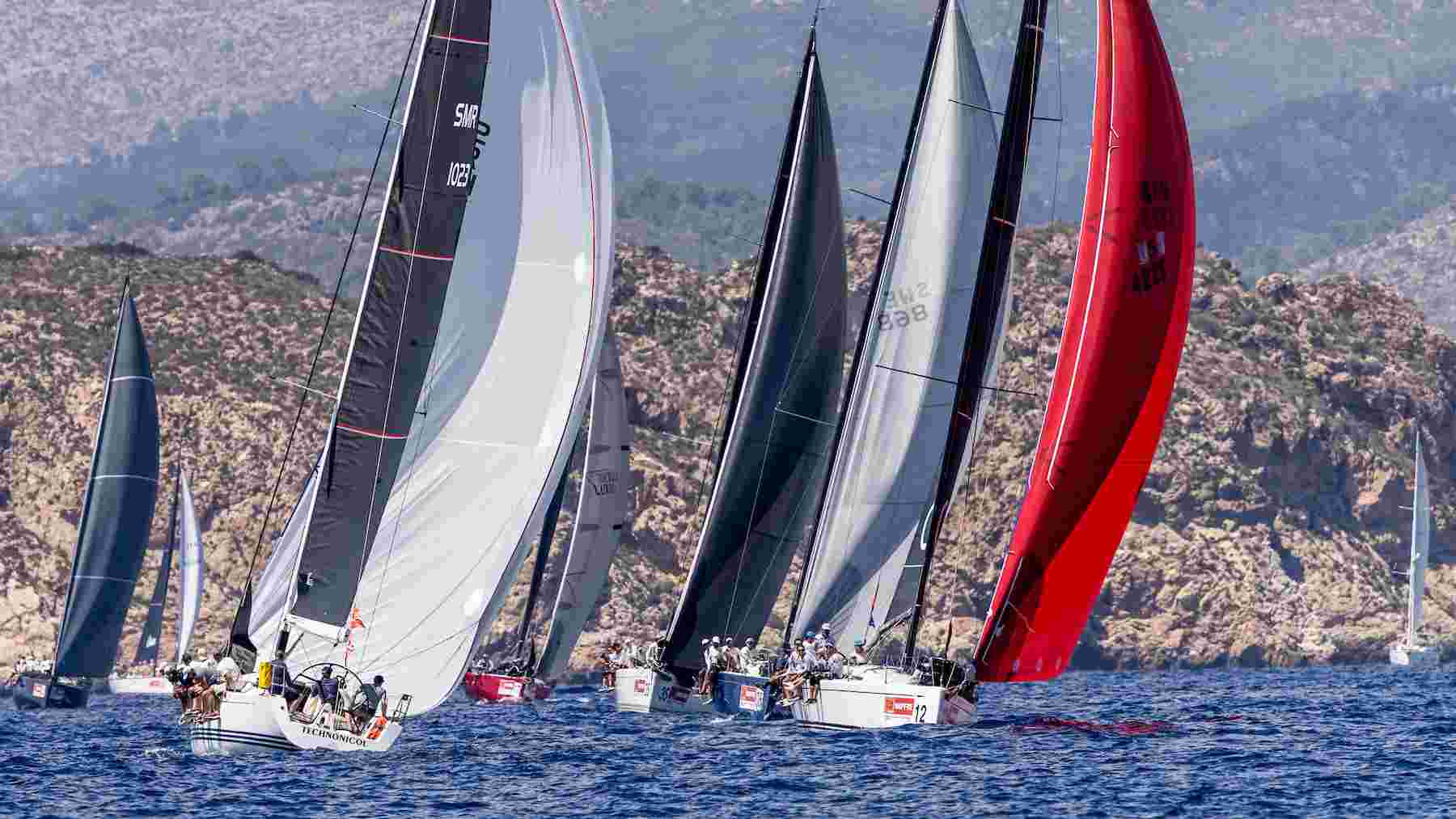 Flota de Sail Racing ORC A navegando con la costa mallorquina de fondo. FOTO: María Muiña