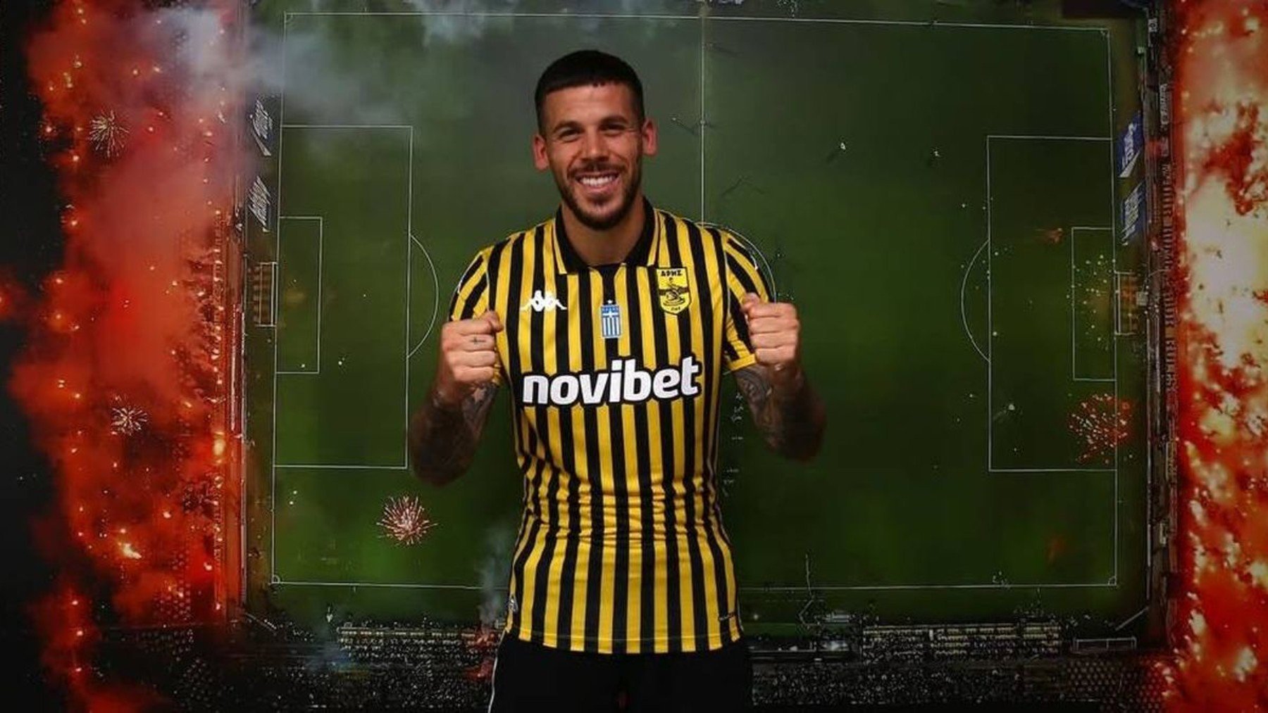 Carles Pérez posa con la camiseta del Aris de Salónica. (Aris)