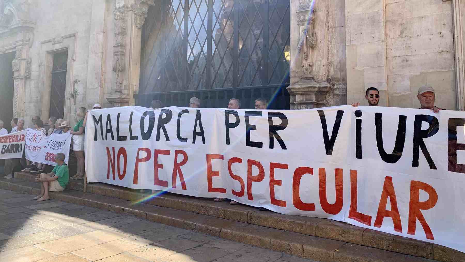 Concentración en el Ayuntamiento de Palma. Europa Press