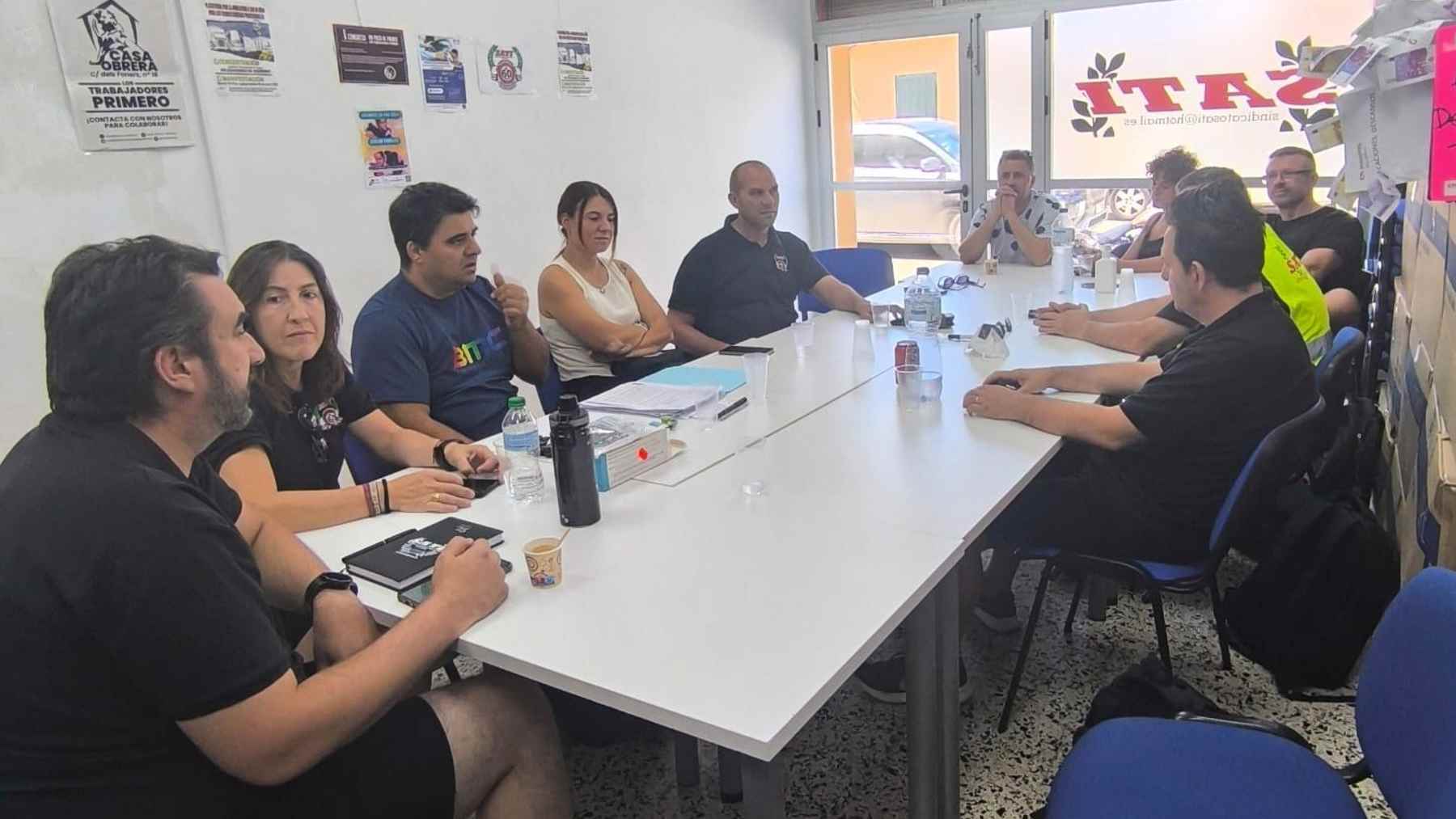 Representantes del sindicato SATI reunidos este jueves.