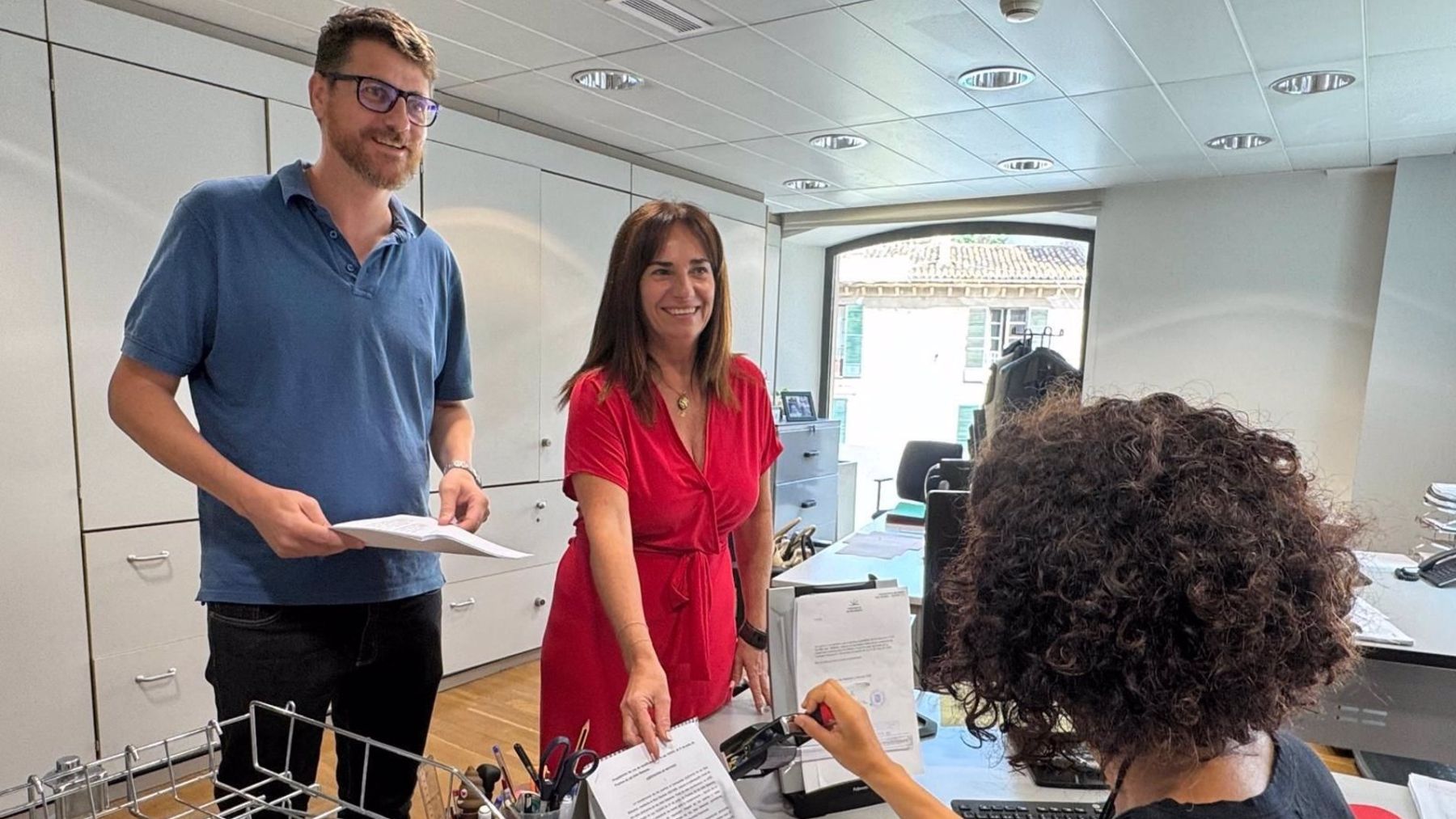 Sebastià Sagreras y Manuela Cañadas en el registro del Parlament.