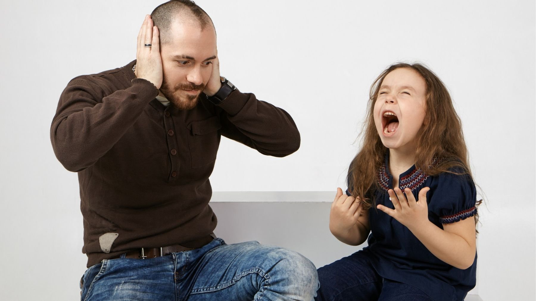 Una niña peleando con su padre. Foto: Freepik