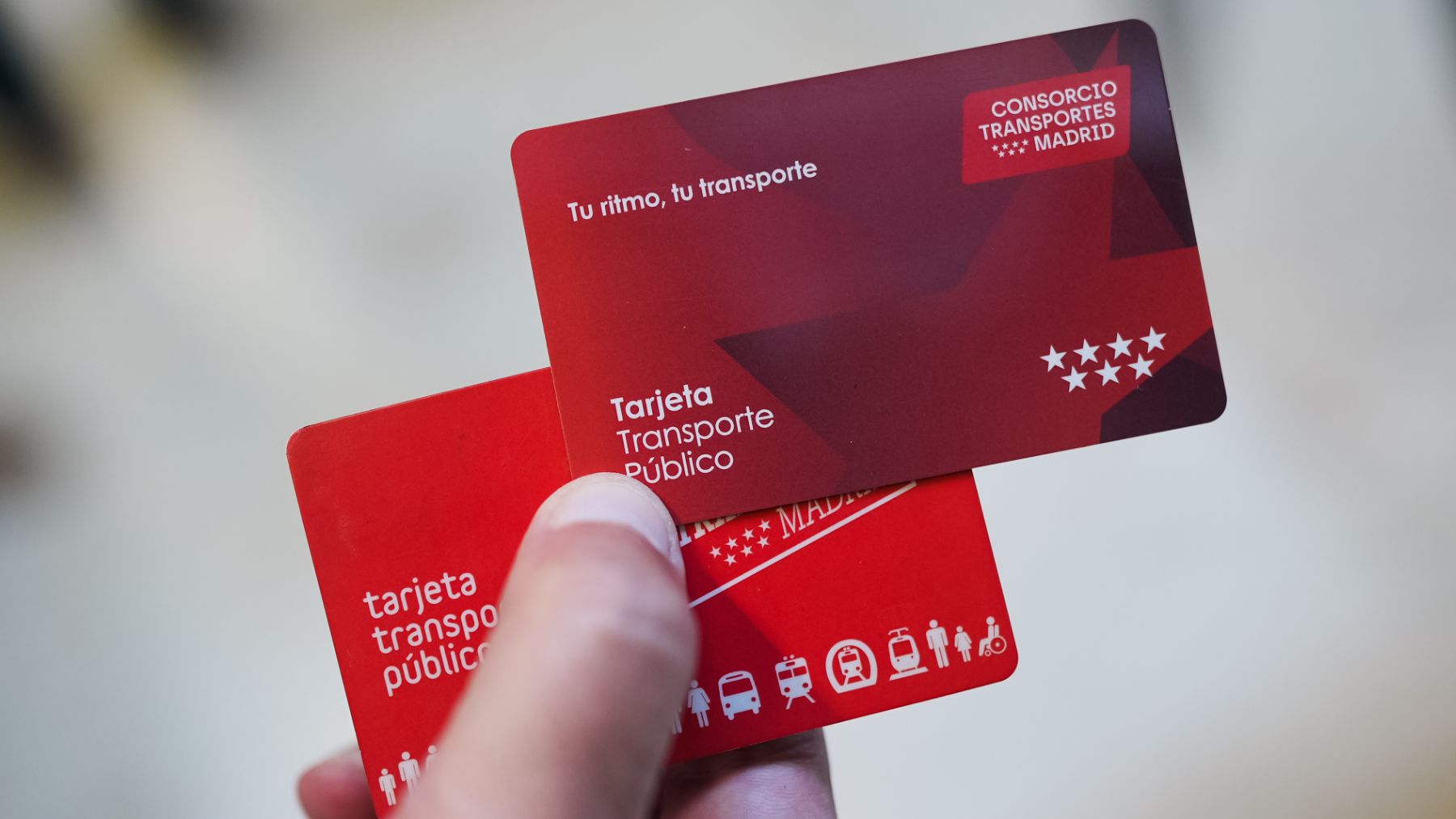 La nueva tarjeta de transporte público de Madrid junto con la antigua en segundo plano. (Foto: Comunidad de Madrid).
