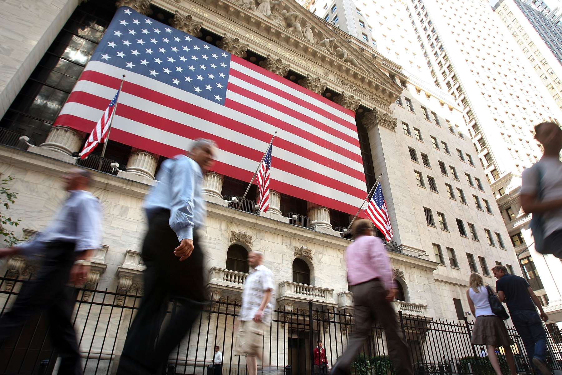 Trabajadores caminan en frente de la Bolsa de Nueva York (Getty)