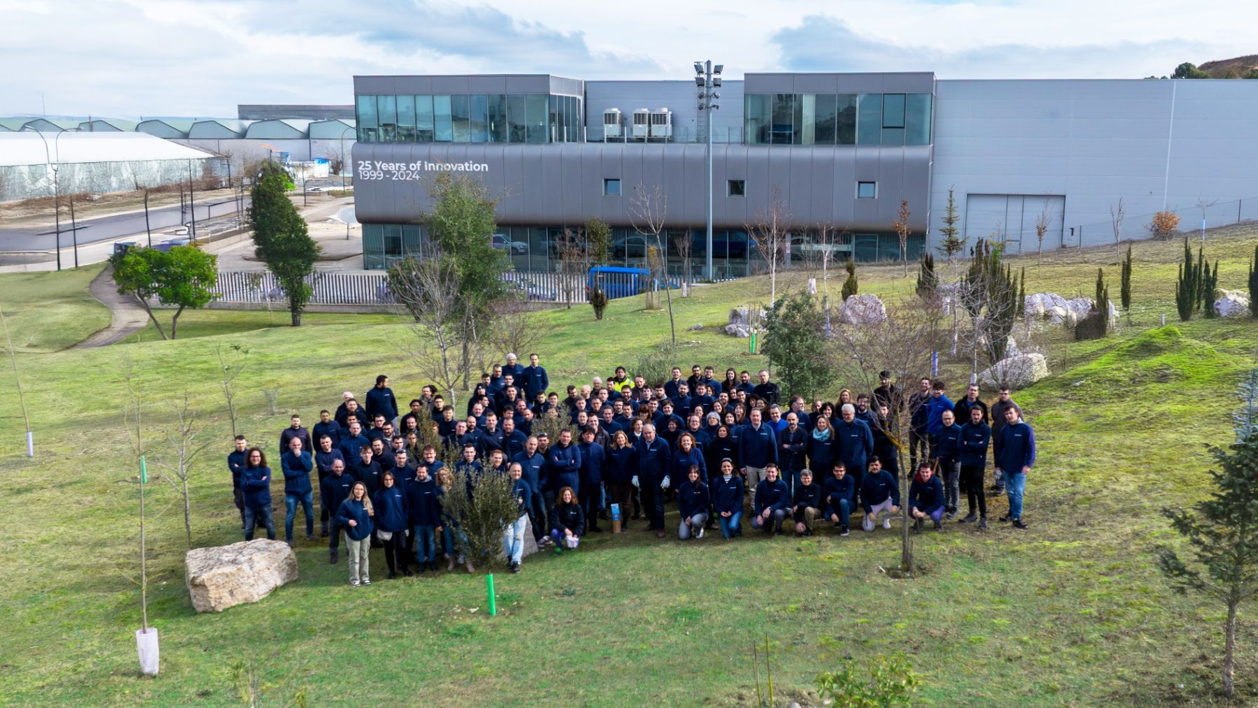 Trabajadores de la compañía en el Bosque Hiperbaric, una iniciativa medioambiental que la empresa desarrolla desde 2013 y que consiste en plantar un árbol por cada máquina vendida.