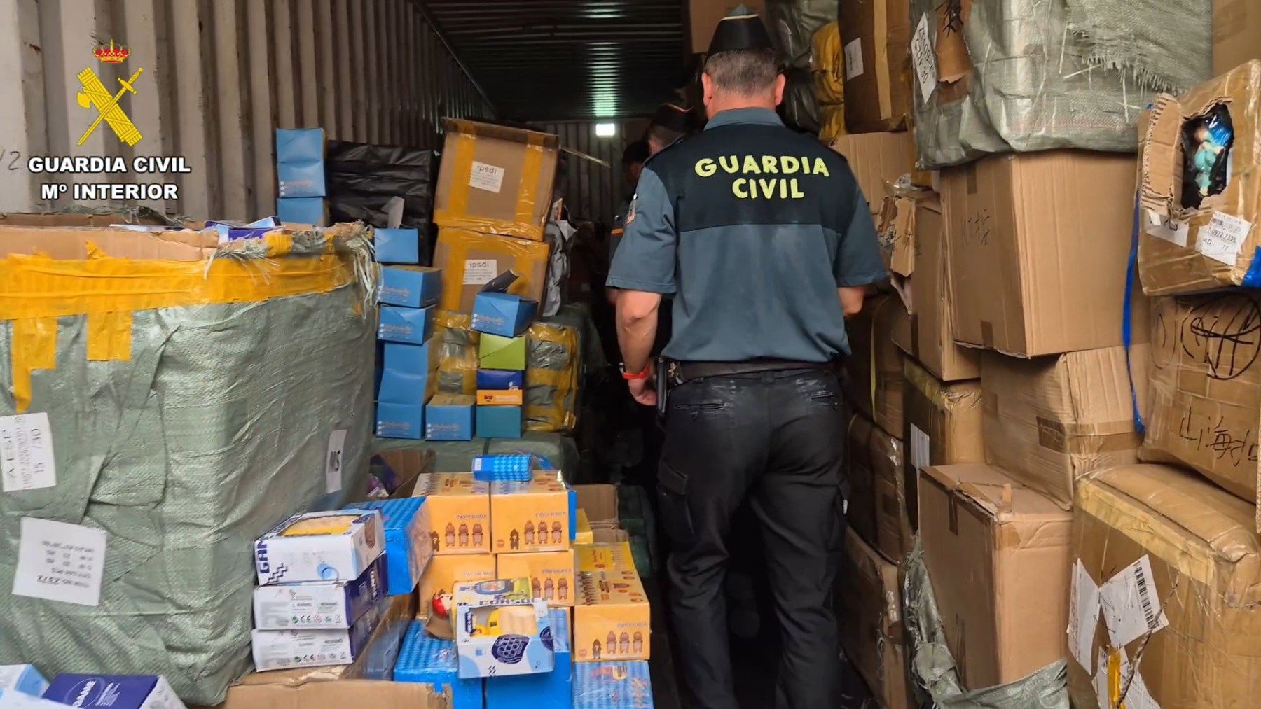 Uno de los almacenes intervenidos por la Guaqrdia Civil.