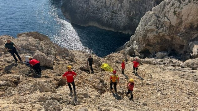 Muere un hombre de 77 años tras caer de un acantilado en Mallorca mientras pescaba con su nieto