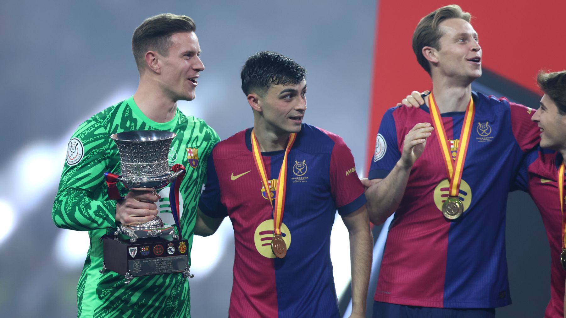 Ter Stegen junto a Pedri y De Jong. (Getty)