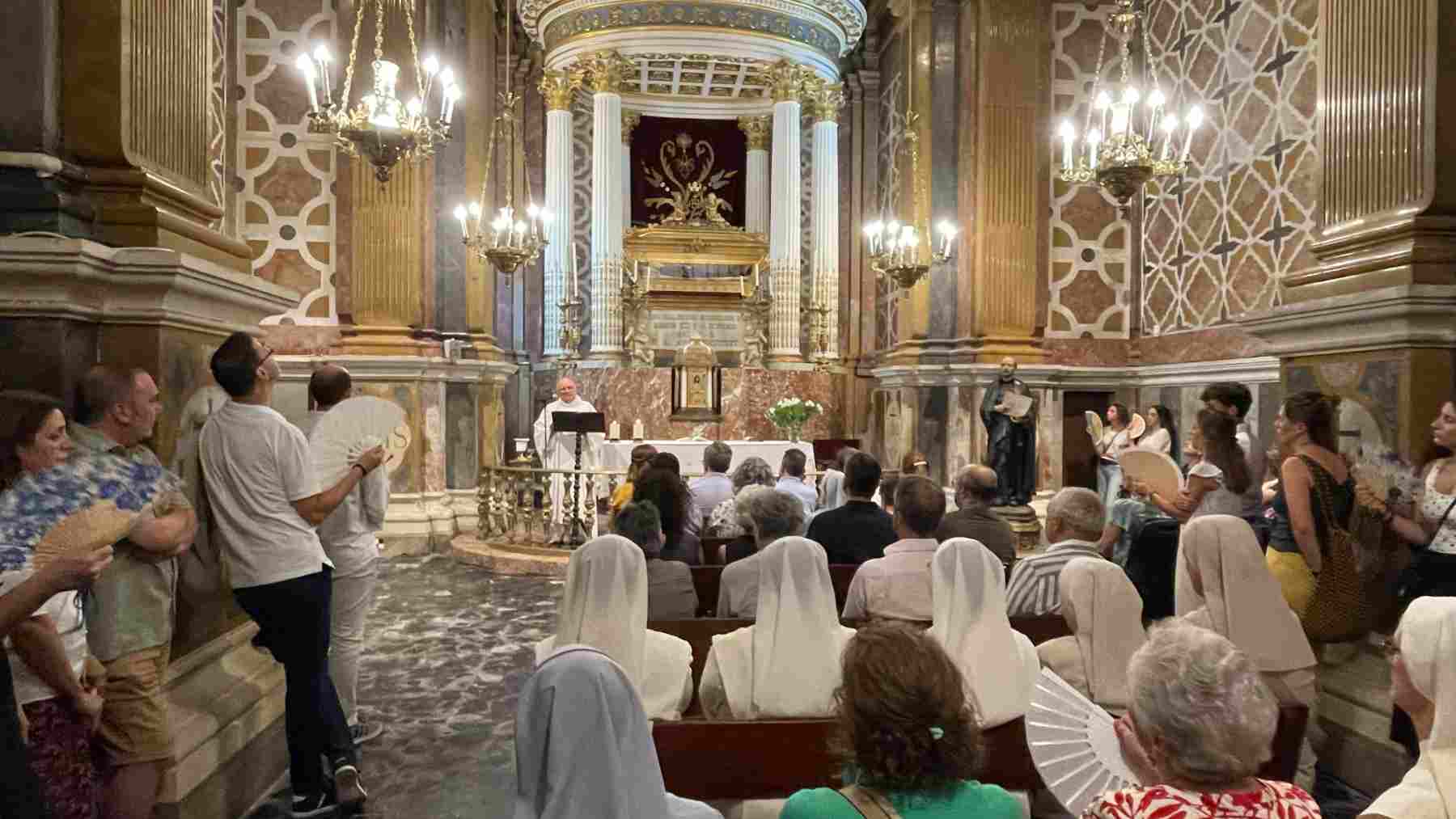 Celebración de la misa en la capilla de San Alonso de Montesión.