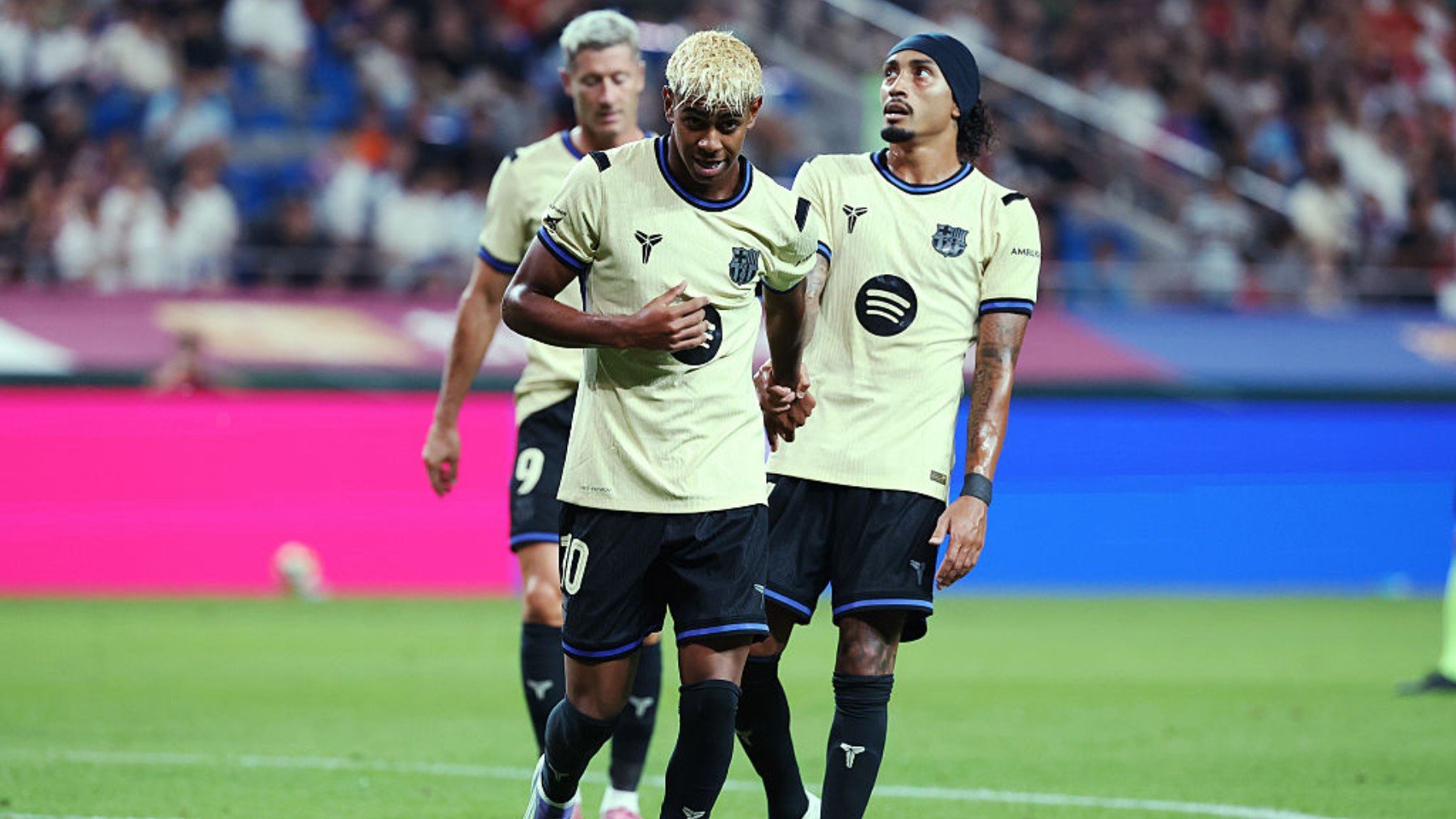 Lamine Yamal y Raphinha, en un partido de pretemporada con el FC Barcelona. (Getty Images)