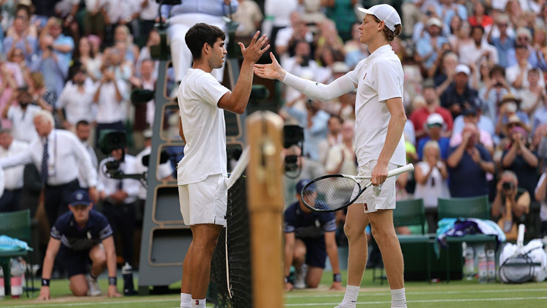 Carlos Alcaraz y Jannik Sinner, en Wimbledon. (Getty Images)