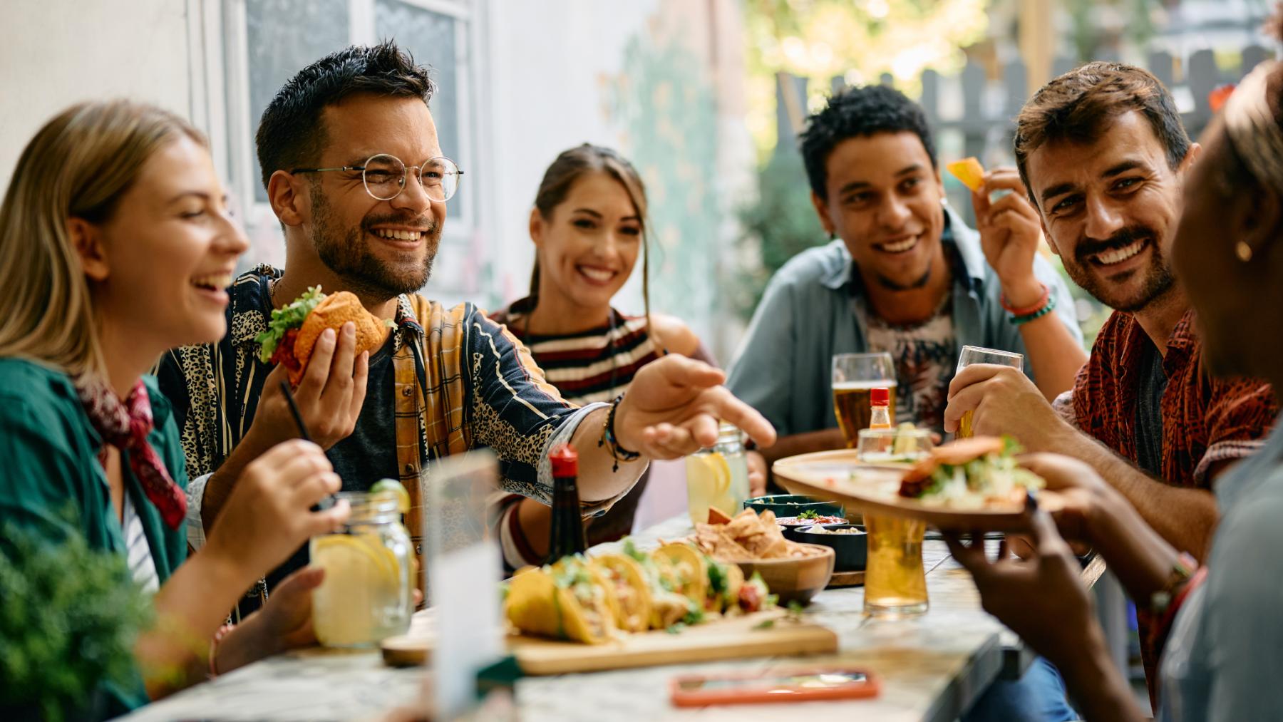 Adiós a comer en tu casa con amigos: si vives en esta comunidad te van a llegar multas por esto