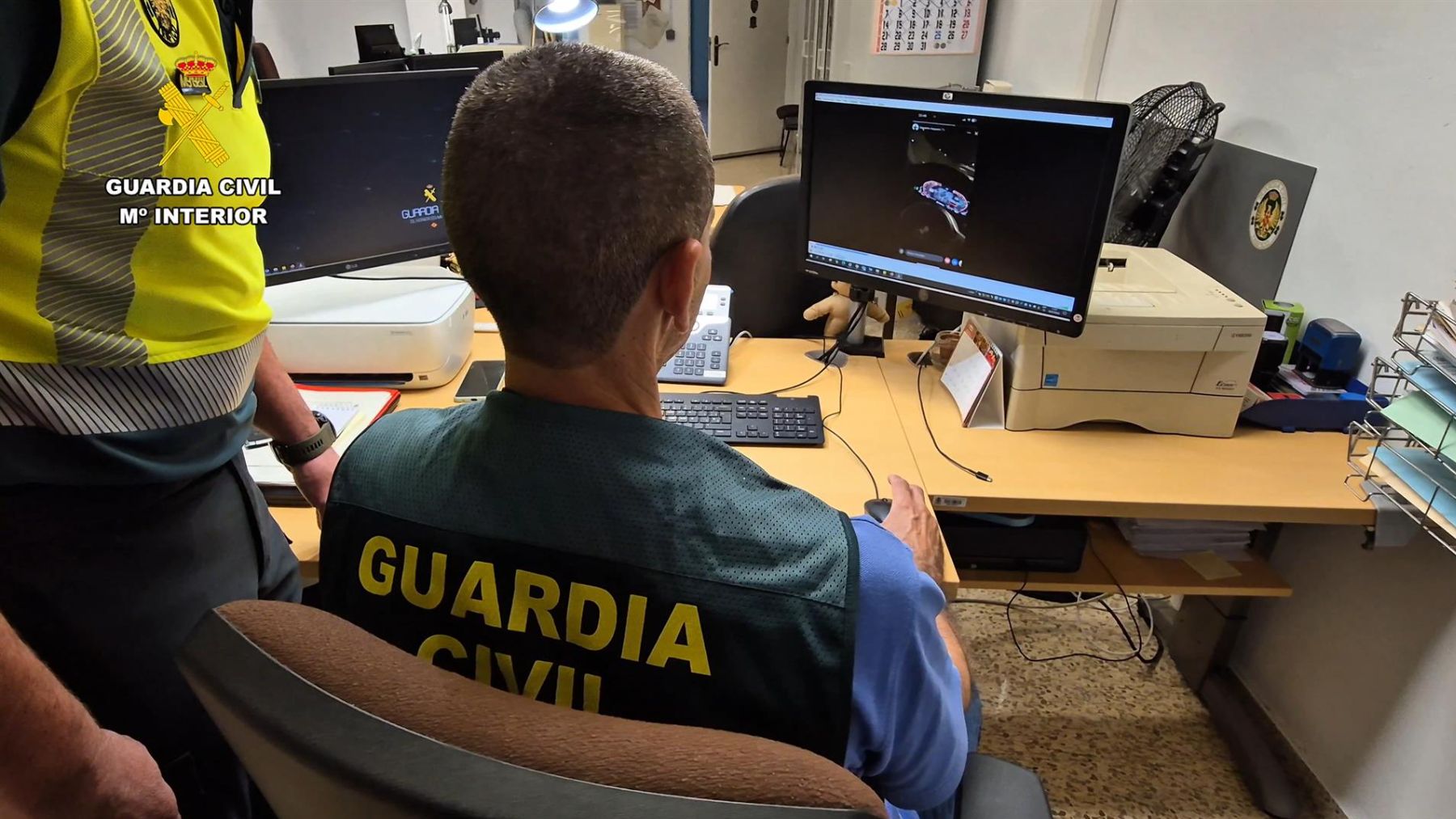 Dos agentes de la Guardia Civil.