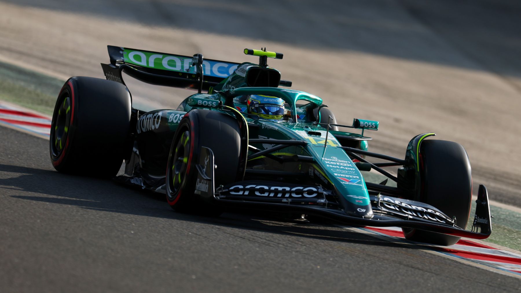 Fernando Alonso con su Aston Martin en Hungría. (Getty)