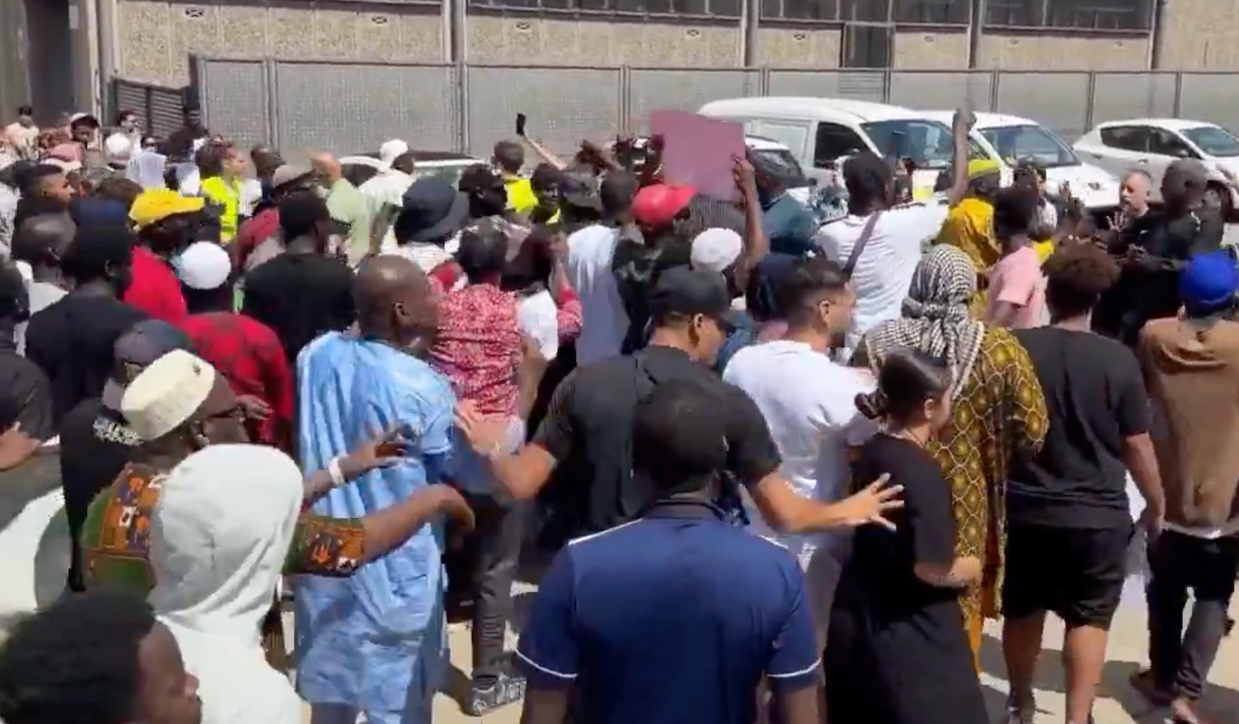 Inmigrantes ante la comisaría de la Policía Local de Montornés del Vallés.