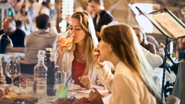El mítico mesón de Madrid que enamoró al emperador de Japón: nadie imaginaría su plato estrella