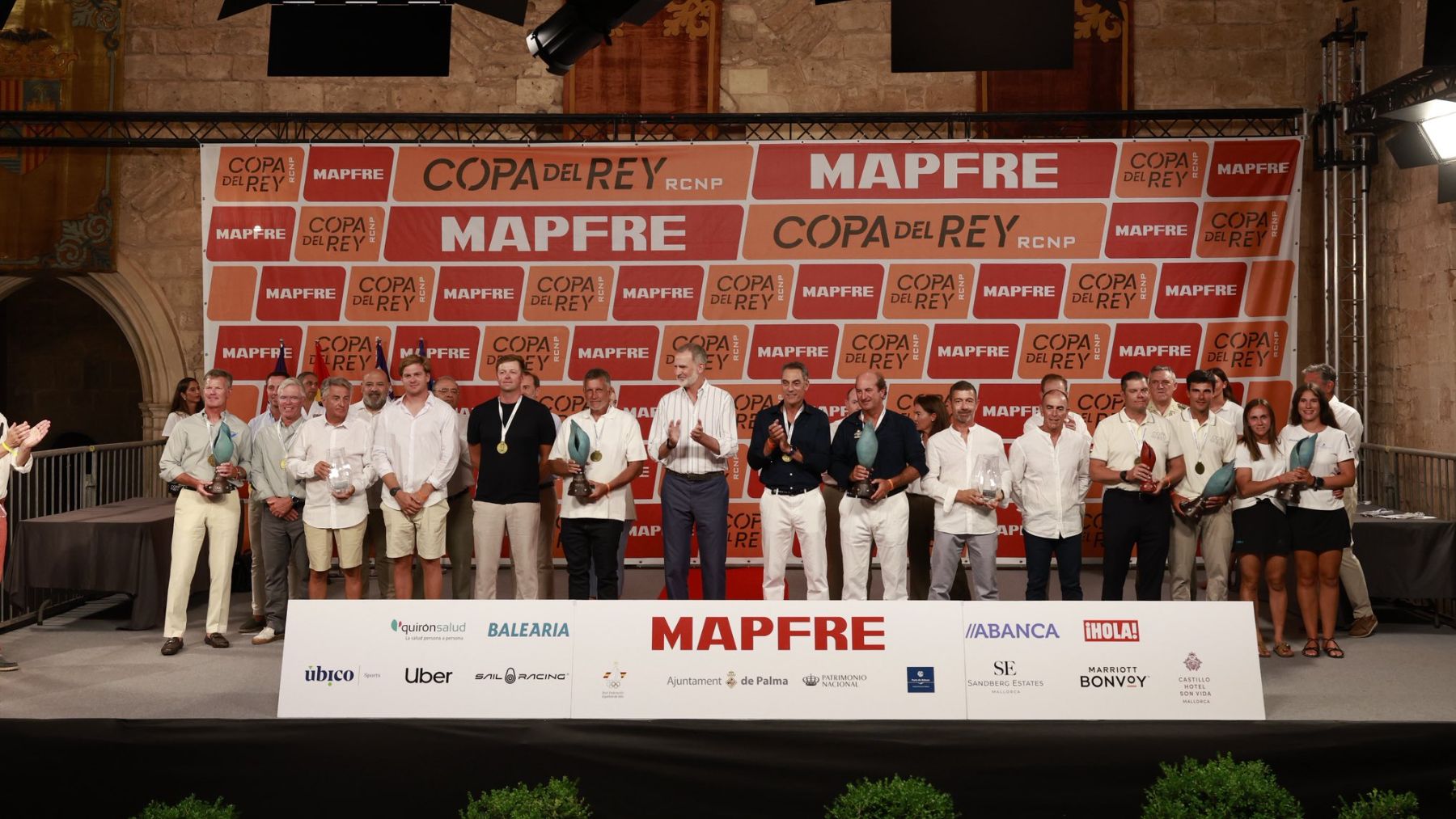 Entrega de los premios a los campeones de la regata de vela 43ª Copa del Rey MAPFRE.