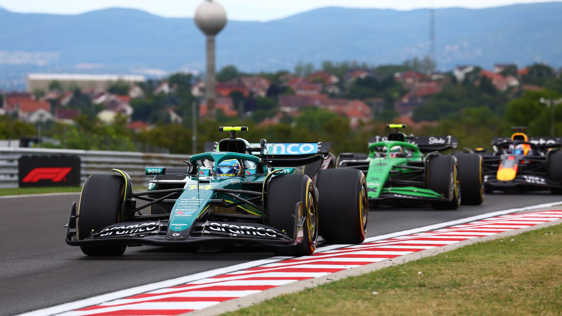 Alonso por delante de Bortoleto y Verstappen en el Hungaroring. (Getty)