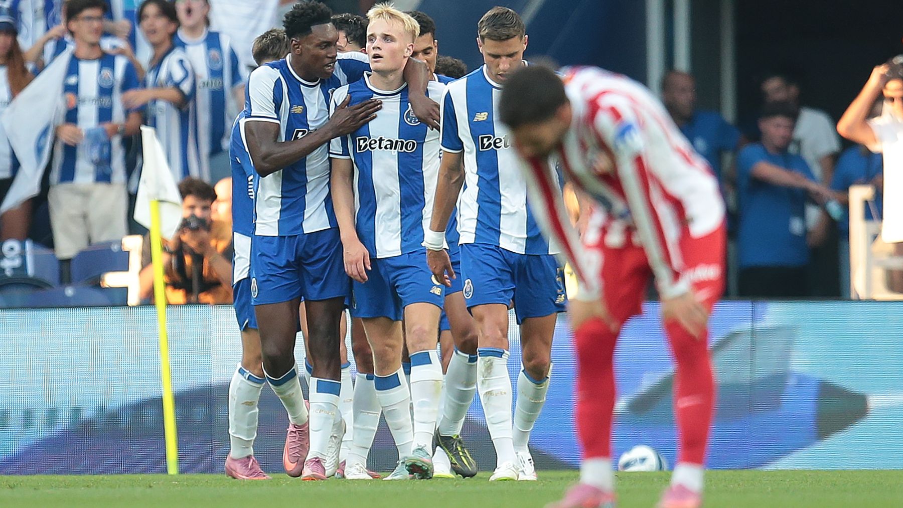 El Oporto celebra su gol ante el Atleti. (EFE)